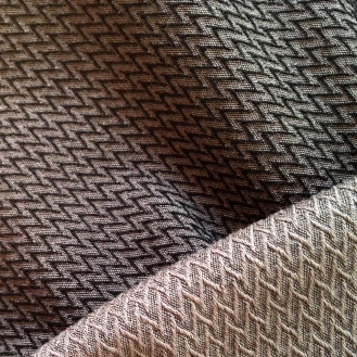 schwarz-grauer Wollstretch mit Zackenmuster aus Baumwolle/Wolle/Elastan