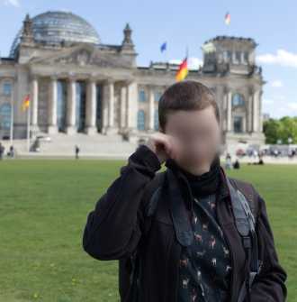 vor dem Reichstag mit Fliege im Auge